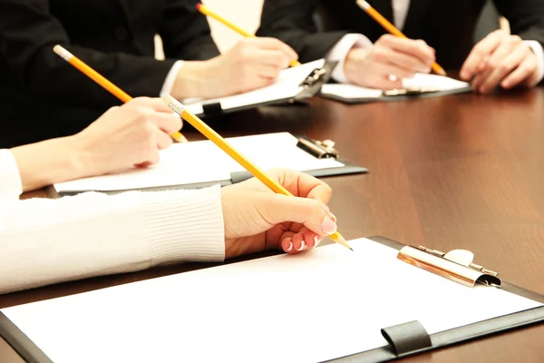 Primer plano de las manos de negocios durante el trabajo en equipo — Foto de Stock