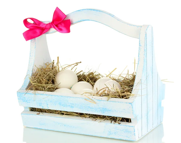 Ovos de Páscoa em cesta de madeira isolada em branco — Fotografia de Stock