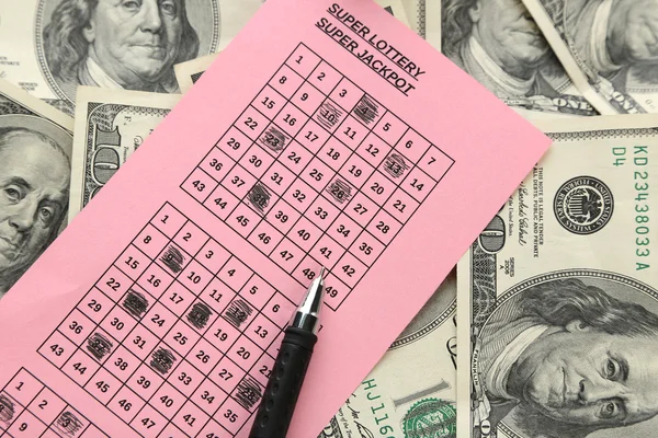 Lottoschein, Geld und Kugelschreiber aus nächster Nähe — Stockfoto