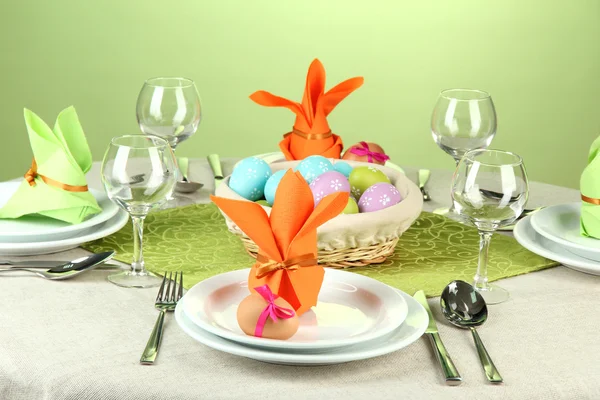 Easter table setting on color background — Stock Photo, Image