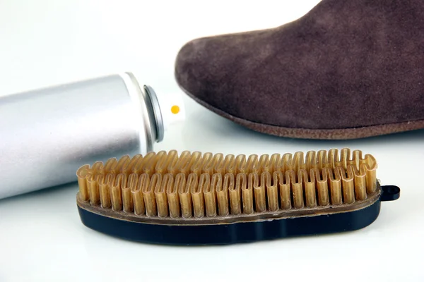 Uppsättning av material för rengöring och polska skor, isolerad på vit — Stockfoto