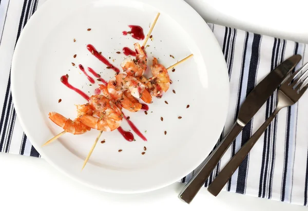 Креветки на гриле с соусом на тарелке изолированы на белом — стоковое фото