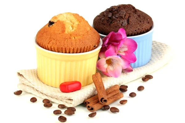 Cupcakes em tigelas para assar isolado em branco — Fotografia de Stock
