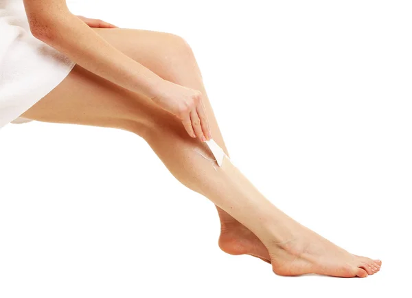 Belle femme jambes avec crème d "épilation, isolé sur blanc — Photo