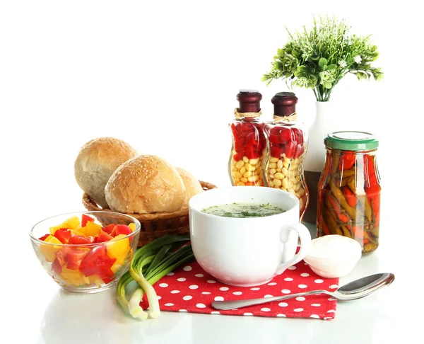 Sopa fragante en taza aislada en blanco — Foto de Stock