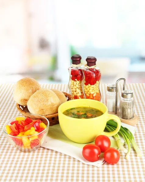 Sopa fragante en taza en la mesa en la cocina —  Fotos de Stock