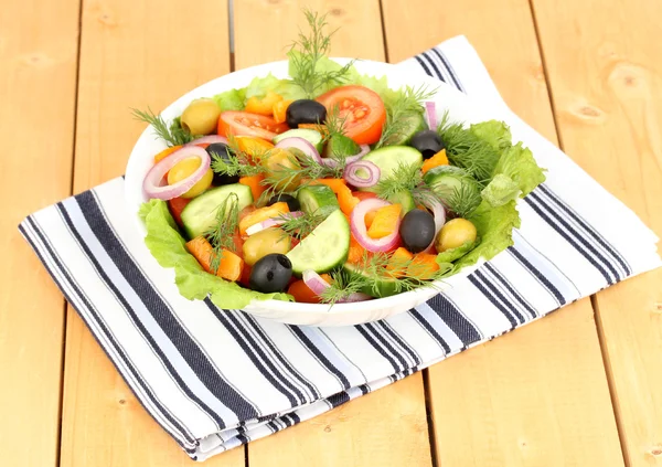 Fräsch sallad i plattan på träbord — Stockfoto