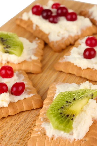 Cookie-kex med ost och tranbär, kiwi, på trä bakgrund — Stockfoto