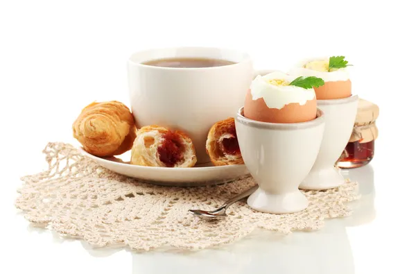 Leichtes Frühstück mit gekochten Eiern und Kaffee, isoliert auf weiß — Stockfoto