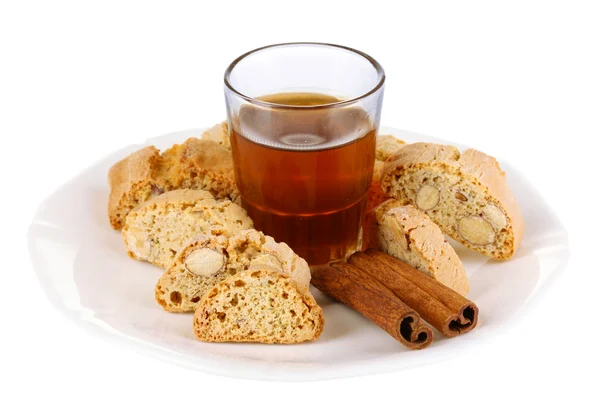 Aromatiska cookies cantuccini med vin isolerad på vit — Stockfoto