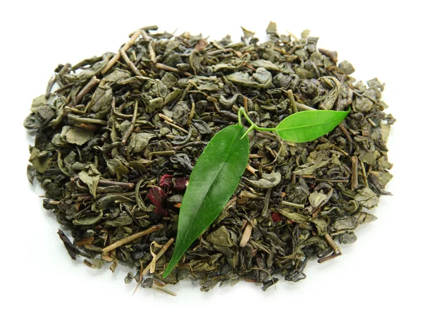 Suchej herbaty z zielonych liści, na białym tle — Zdjęcie stockowe