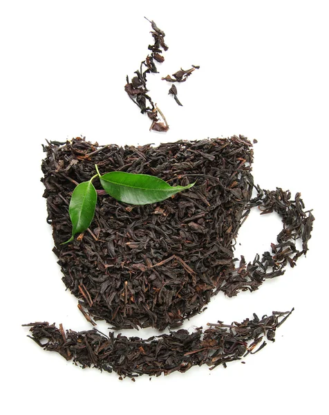 Té negro seco con hojas verdes, aislado sobre blanco — Foto de Stock