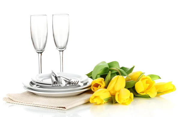 Gele tulpen en gebruiksvoorwerpen voor portie geïsoleerd op wit — Stockfoto