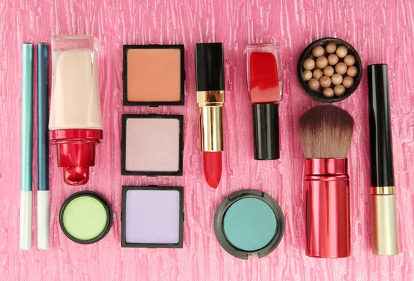 Cosmetici decorativi su sfondo rosa — Foto Stock