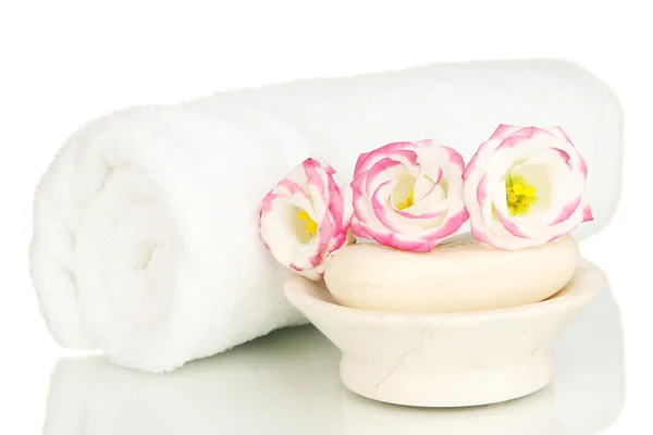 Hengerelt fehér törölköző, szappan és gyönyörű virág elszigetelt fehér — Stock Fotó