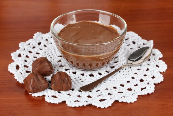 Cuenco de chocolate y dulces sobre fondo de madera —  Fotos de Stock