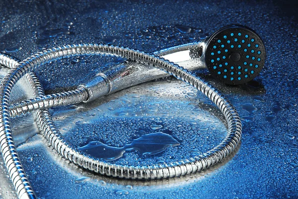 Prysznic i krople, na niebieskim tle — Zdjęcie stockowe
