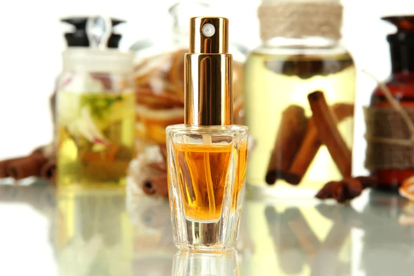 Flessen met parfum en ingrediënten voor het parfum, geïsoleerd op wit — Stockfoto