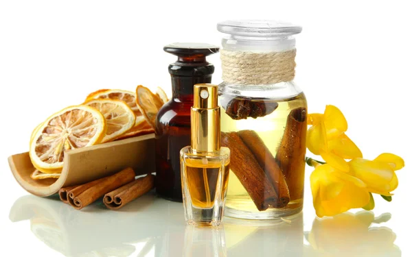 Flaskor med ingredienser för parfym, isolerad på vit — Stockfoto