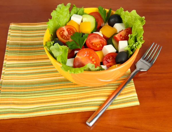 Salada grega saborosa em fundo de madeira — Fotografia de Stock