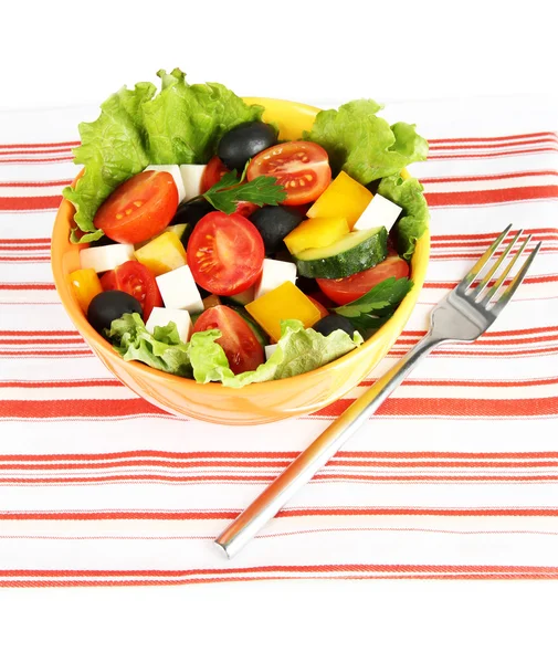 Смачний грецький салат ізольований на білому — стокове фото