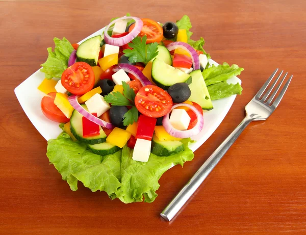 Ahşap zemin üzerine lezzetli salata — Stok fotoğraf