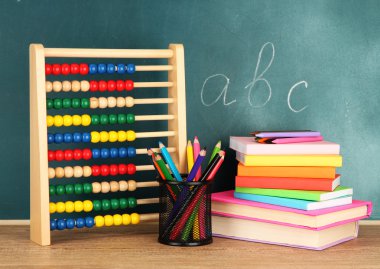 oyuncak abacus, kitap ve okul Danışma arka plan üzerinde tablo kalemleri
