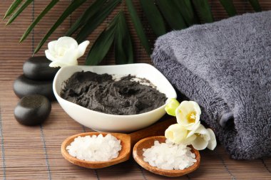 Bambu zemin üzerine spa uygulamaları için kozmetik kil ile kompozisyon