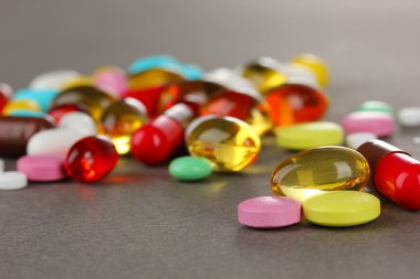 hap, Tablet ve kapsüller gri arka plan üzerinde ürün çeşitliliği