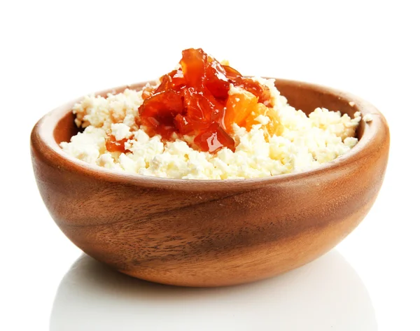 Cottage cheese in wooden bowl with homemade tangerine jam, isolated on white — Stock Photo, Image