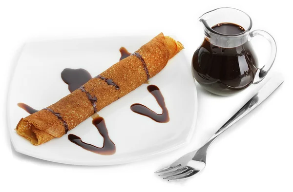 Crêpes sucrées sur assiette avec lait condensé isolé sur blanc — Photo