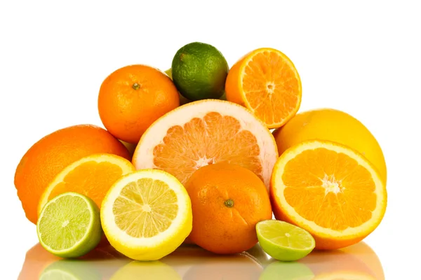 Veel rijp citrus geïsoleerd op wit — Stockfoto