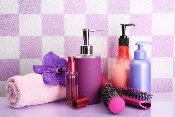 Cepillos para el cabello y botellas de cosméticos en el baño —  Fotos de Stock