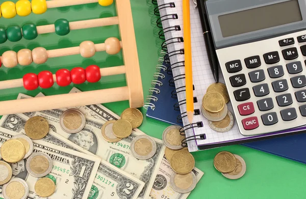 Abacus de madeira brilhante e calculadora. Foto conceitual de negócios antigos e modernos — Fotografia de Stock