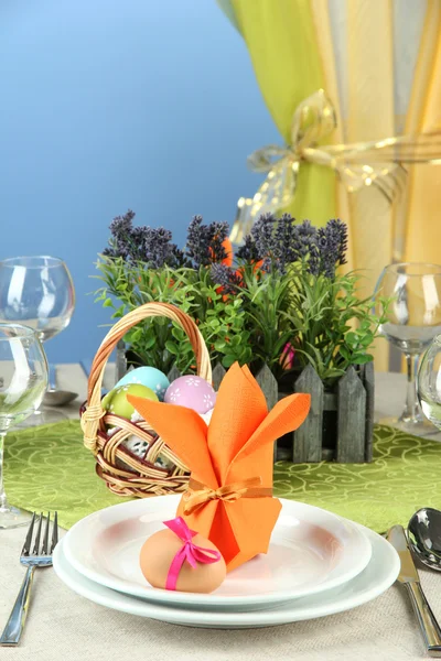 Réglage de la table de Pâques sur fond couleur — Photo