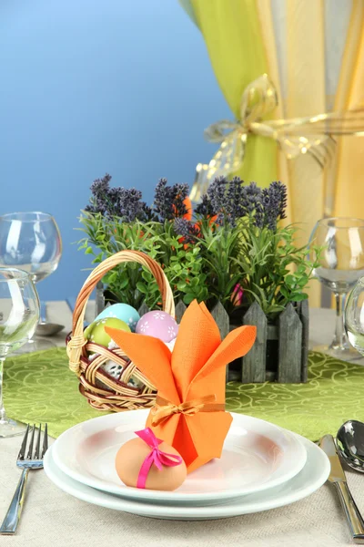 Easter table setting on color background — Stock Photo, Image