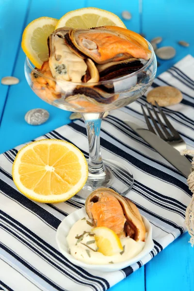 Cocktail of mussels in vase on wooden table close-up — Stock Photo, Image