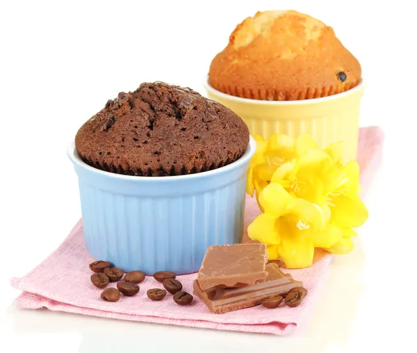 Cupcakes in bowls for baking isolated on white — Stock Photo, Image