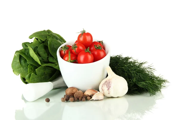 Zusammensetzung aus Mörser, Gewürzen, Tomaten und grünen Kräutern, isoliert auf weiß — Stockfoto
