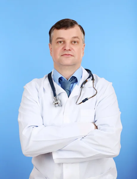 Läkare med stetoskop på blå bakgrund — Stockfoto