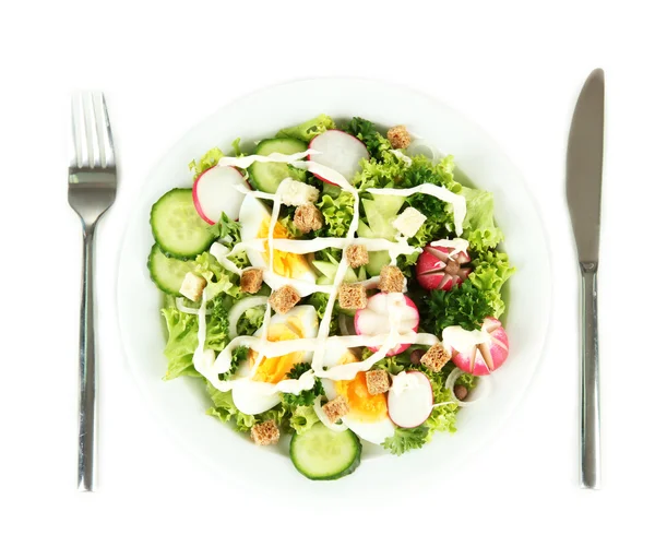 Frischer gemischter Salat mit Eiern, Salatblättern und anderem Gemüse, isoliert auf weiß — Stockfoto