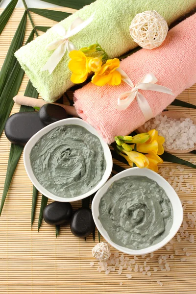 Samenstelling met cosmetische klei voor spa-behandelingen, op bamboe achtergrond — Stockfoto