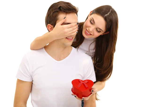 Pareja cariñosa con regalo aislado en blanco — Foto de Stock