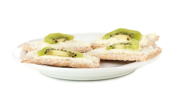 Canapés au fromage et kiwi, sur plaque de couleur, isolés sur blanc — Photo