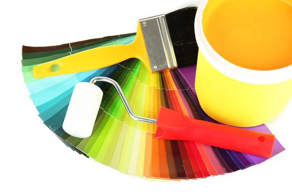 Conjunto para pintura: panela de pintura, pincéis, rolo de pintura e paleta colorida isolada em branco — Fotografia de Stock