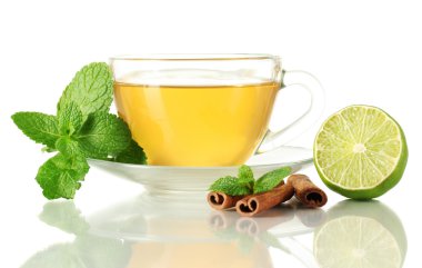 nane, tarçın ve üzerinde beyaz izole limon ile çay