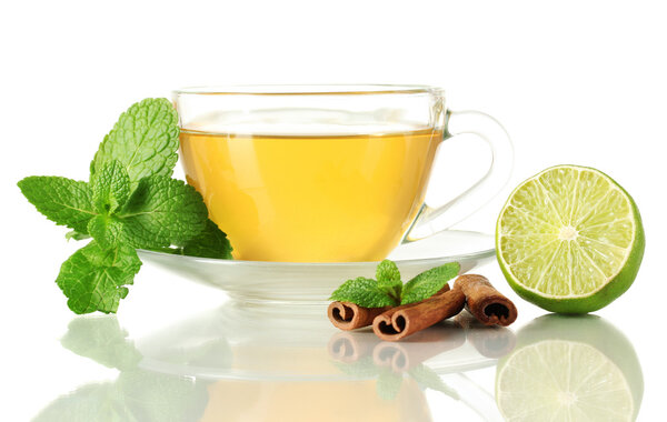 Чашка чая с мятой, корицей и лаймом изолированы на белом
