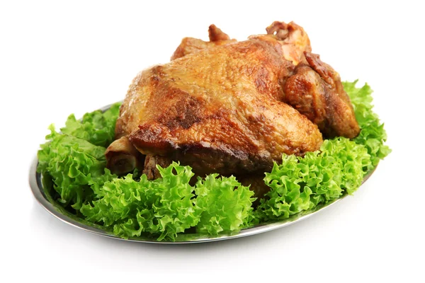 Sabroso pollo asado entero en plato con hojas de lechuga, aislado en blanco —  Fotos de Stock