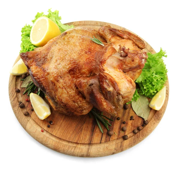 Pollo asado entero en plato de madera con limón, aislado en blanco — Foto de Stock