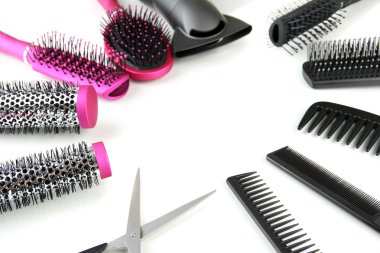 Tara fırçalar, saç kurutma makinesi ve üzerinde beyaz izole kesme makası